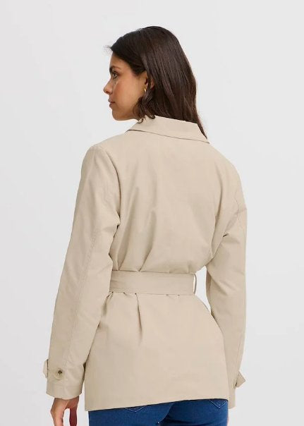 Beige jakke med belte