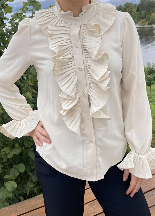 Hvit skjorte med volangdetaljer