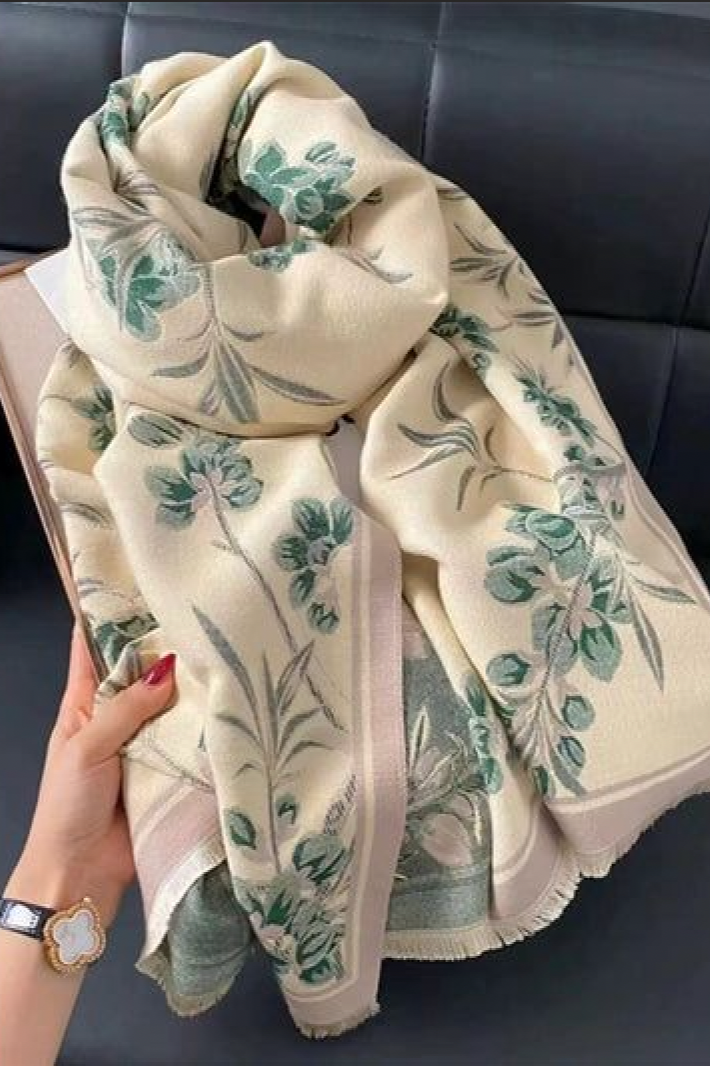 Skjerf med blomster i lavendelfarge