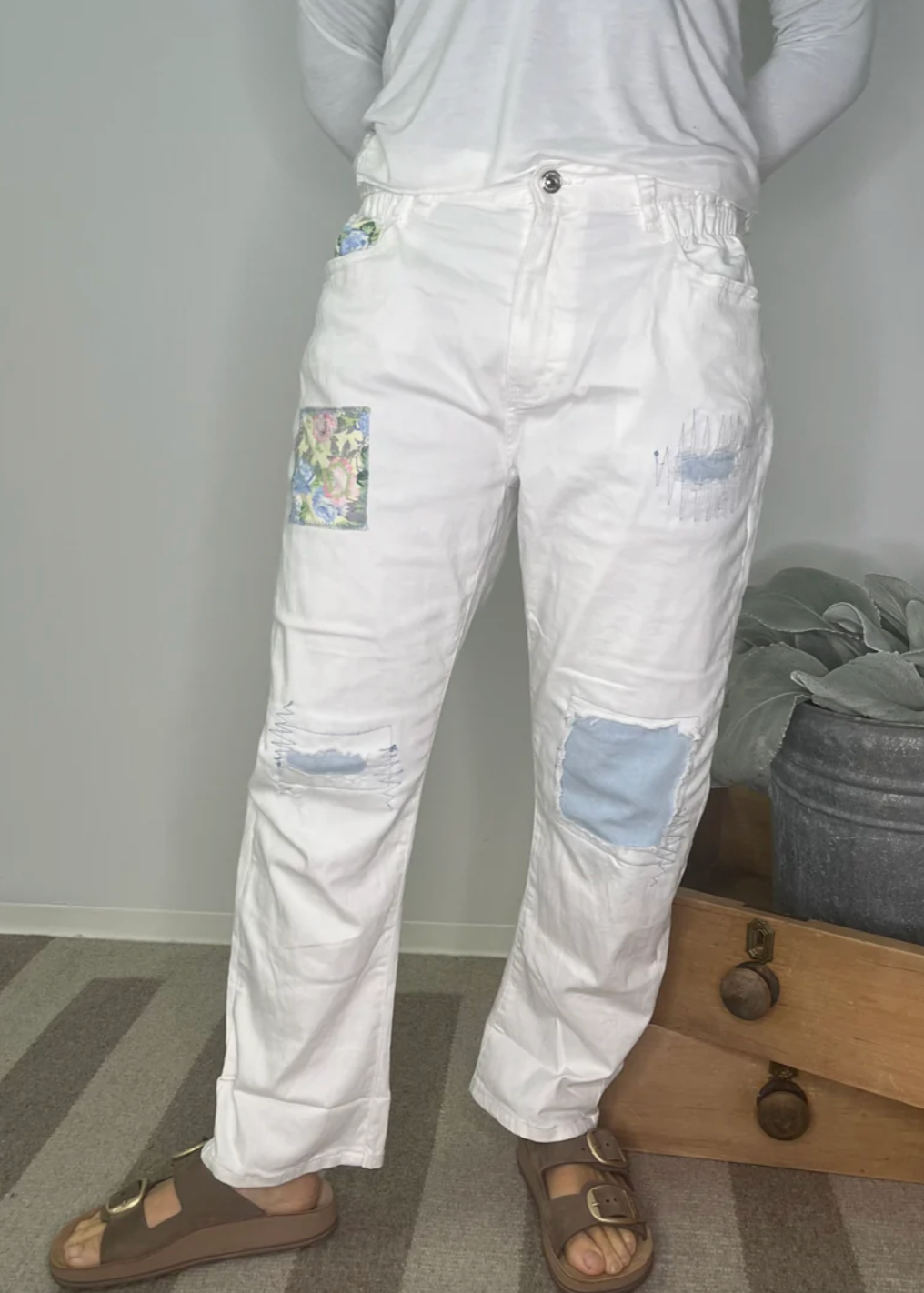 Hvite bukser med patchdetaljer