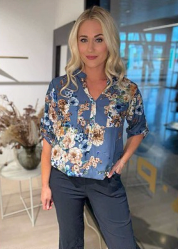 Blå bluse med blomsteprint