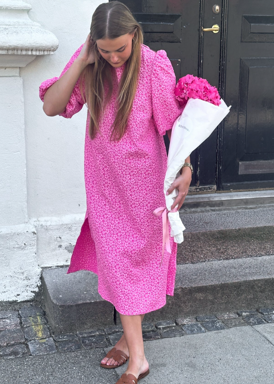 Lang rosa kjole med puffermer