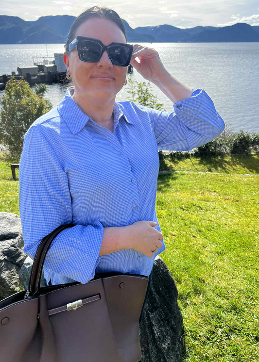 Blå skjorte med lekre detaljer