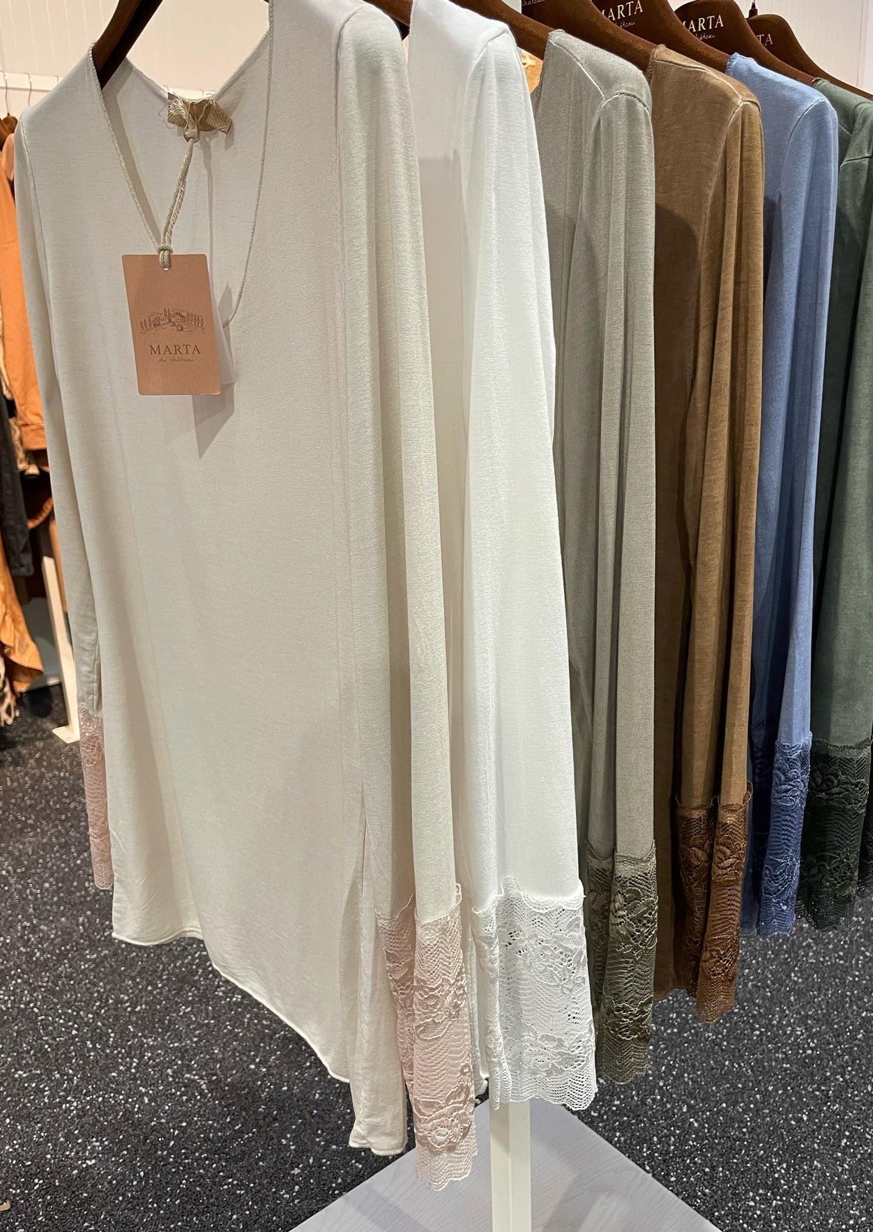 Genser med blonder på ermene