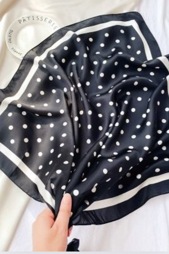 Svart bandana med prikker