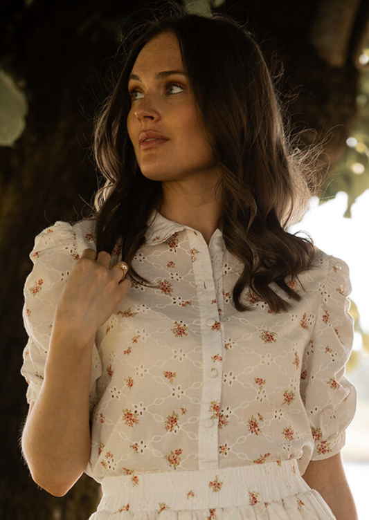Bluse med blonder og blomster