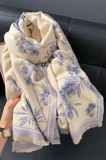 Skjerf med blå blomster
