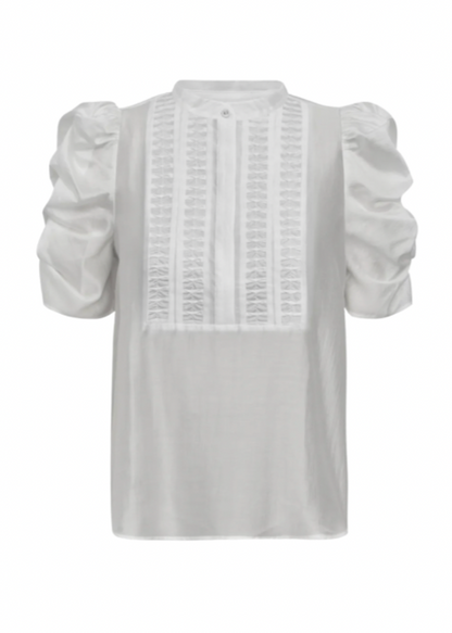 Hvit bluse med korte puffermer