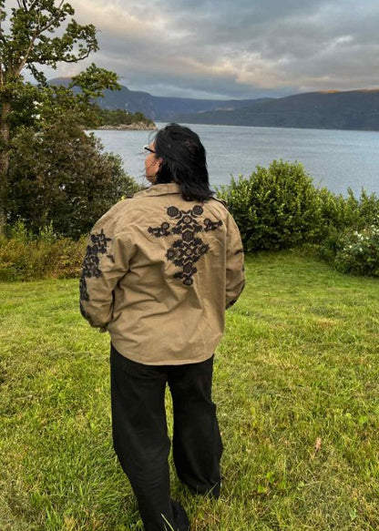 Grønn jakke med svarte broderier