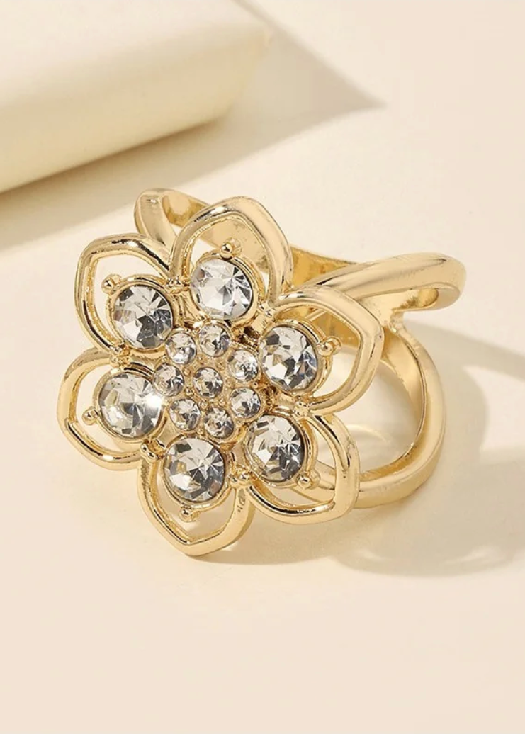 Ring med blomst og diamanter