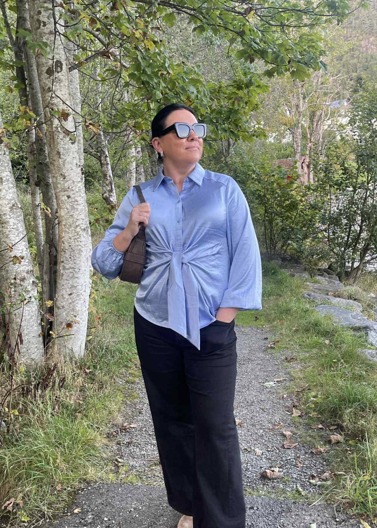 Blå bluse med knytedetalj