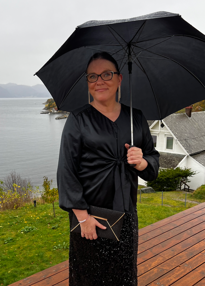 Svart satengbluse med knytedetalj