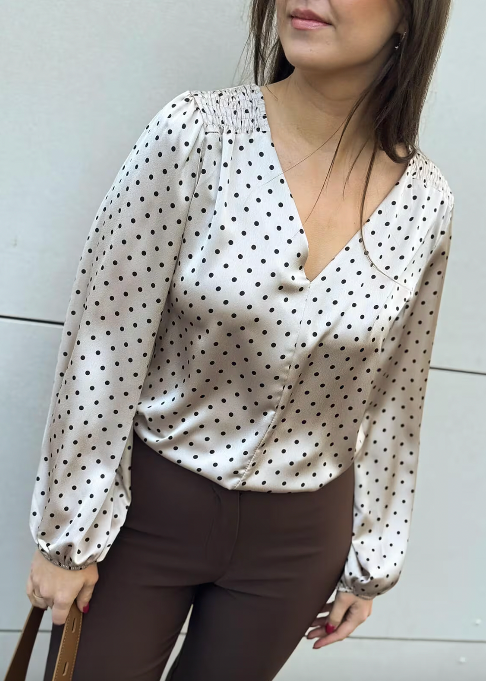 Bluse med prikker og v-hals