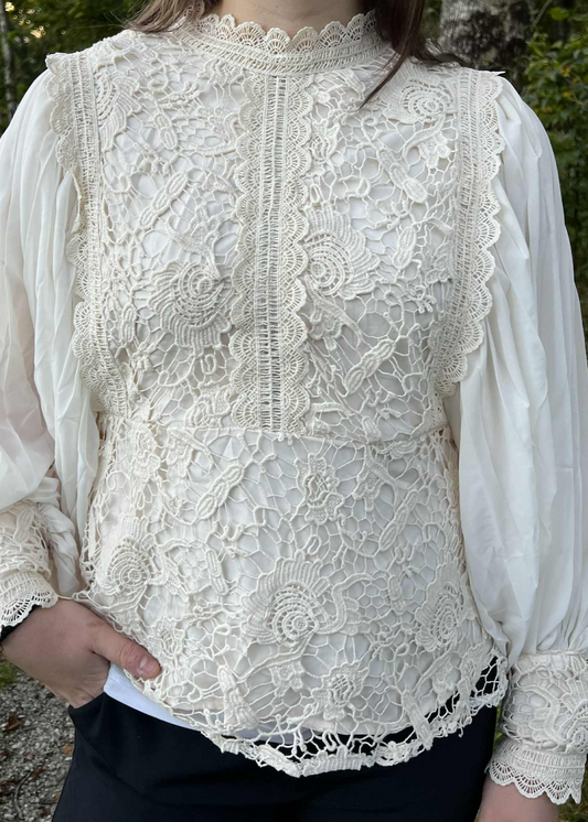 Luksuriøs bluse med lekre detaljer