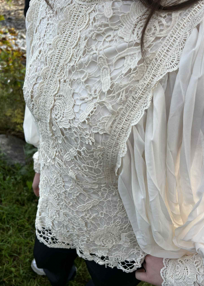 Luksuriøs bluse med lekre detaljer