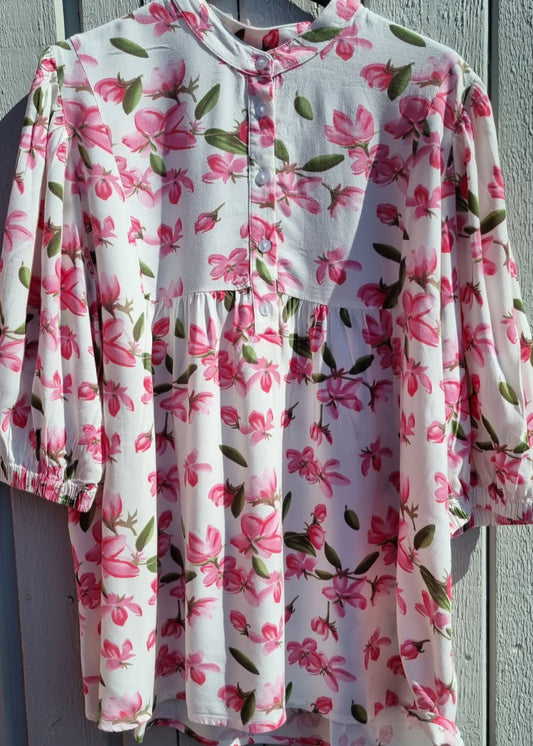 Bluse med blomster og knapper