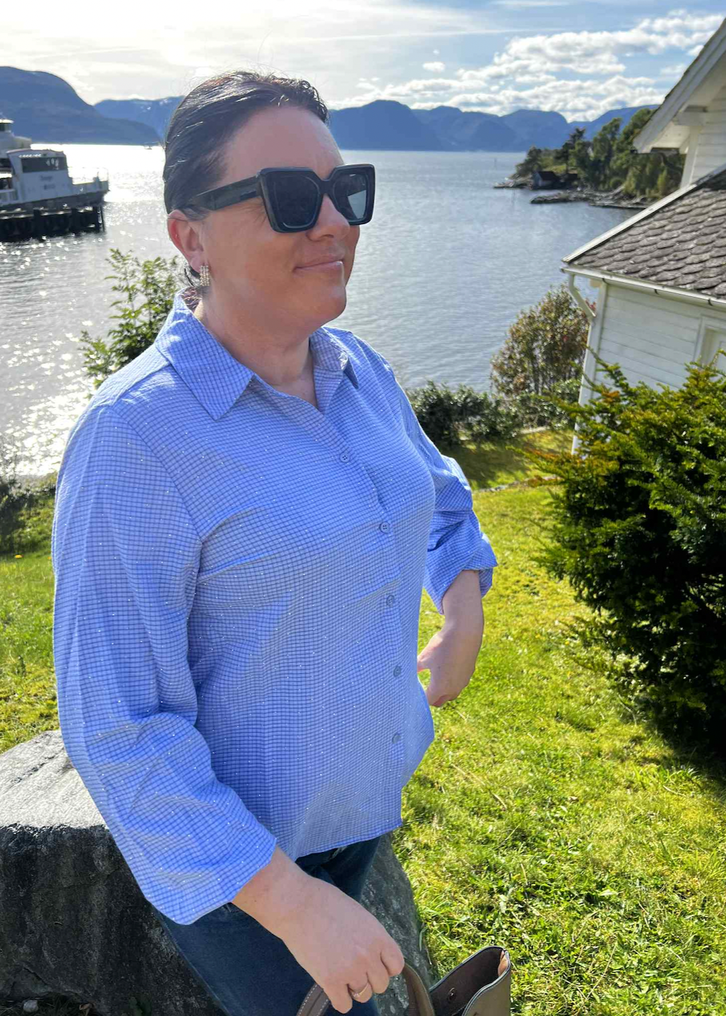 Blå skjorte med lekre detaljer