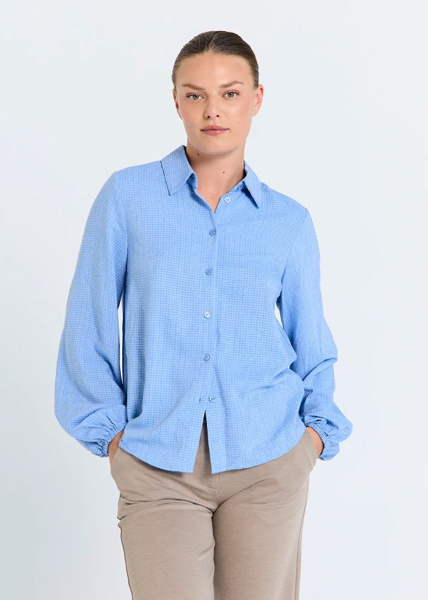 Blå skjorte med lekre detaljer