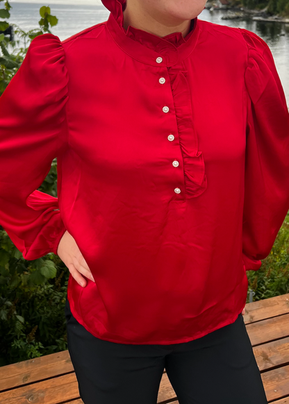 Rød bluse med ballongermer og rysjedetaljer
