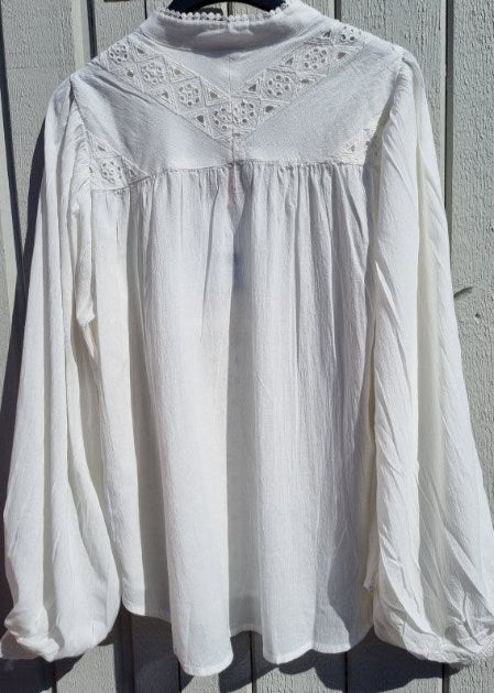 Hvit bluse med broderte detaljer