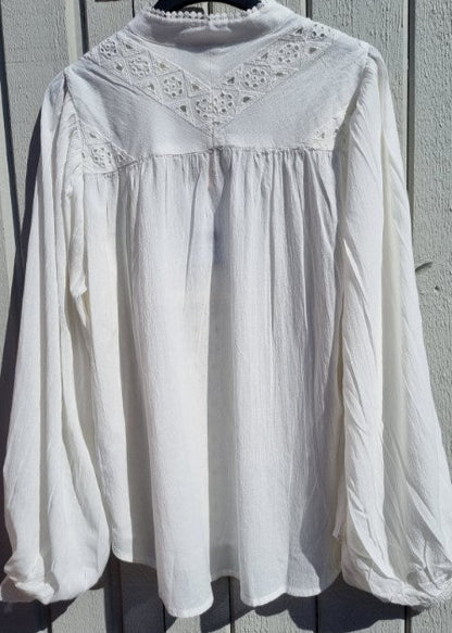 Hvit bluse med broderte detaljer