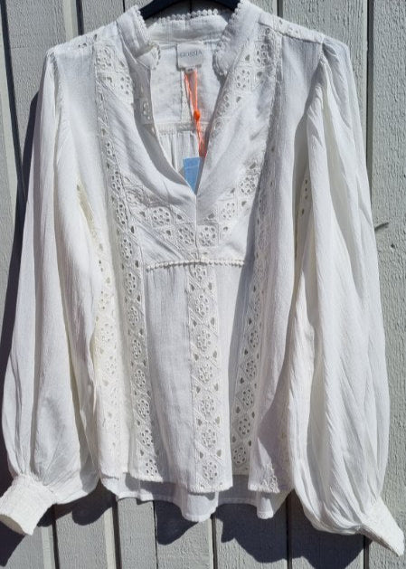 Hvit bluse med broderte detaljer