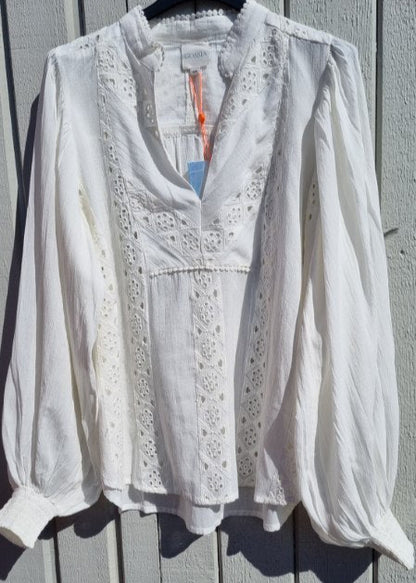 Hvit bluse med broderte detaljer